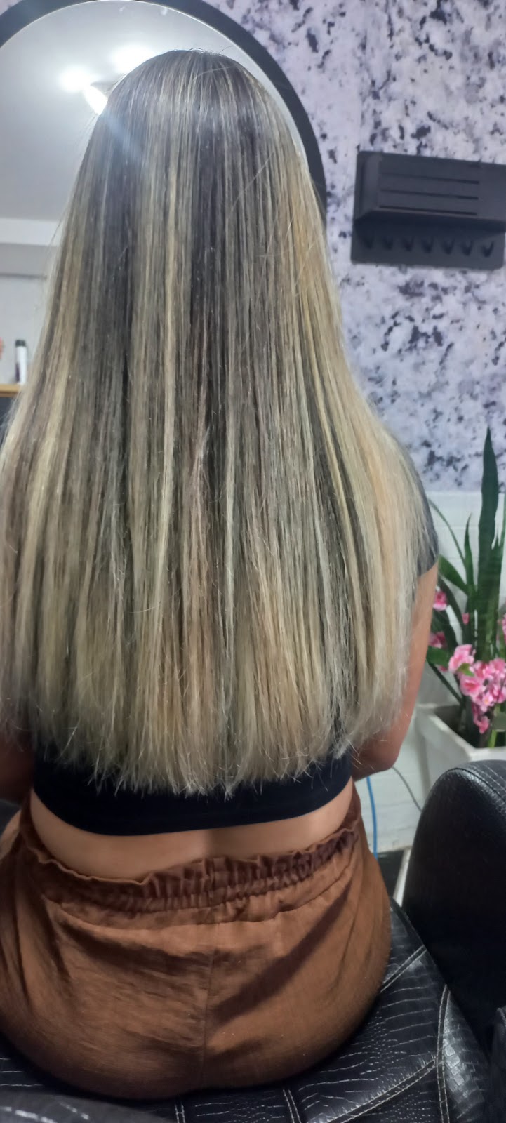 Coloração loira finalizada em cabelo comprido no Studio Vitória MWE