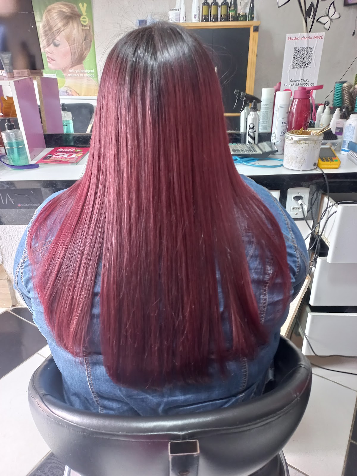 Coloração em tom vermelho finalizada no Studio Vitória MWE