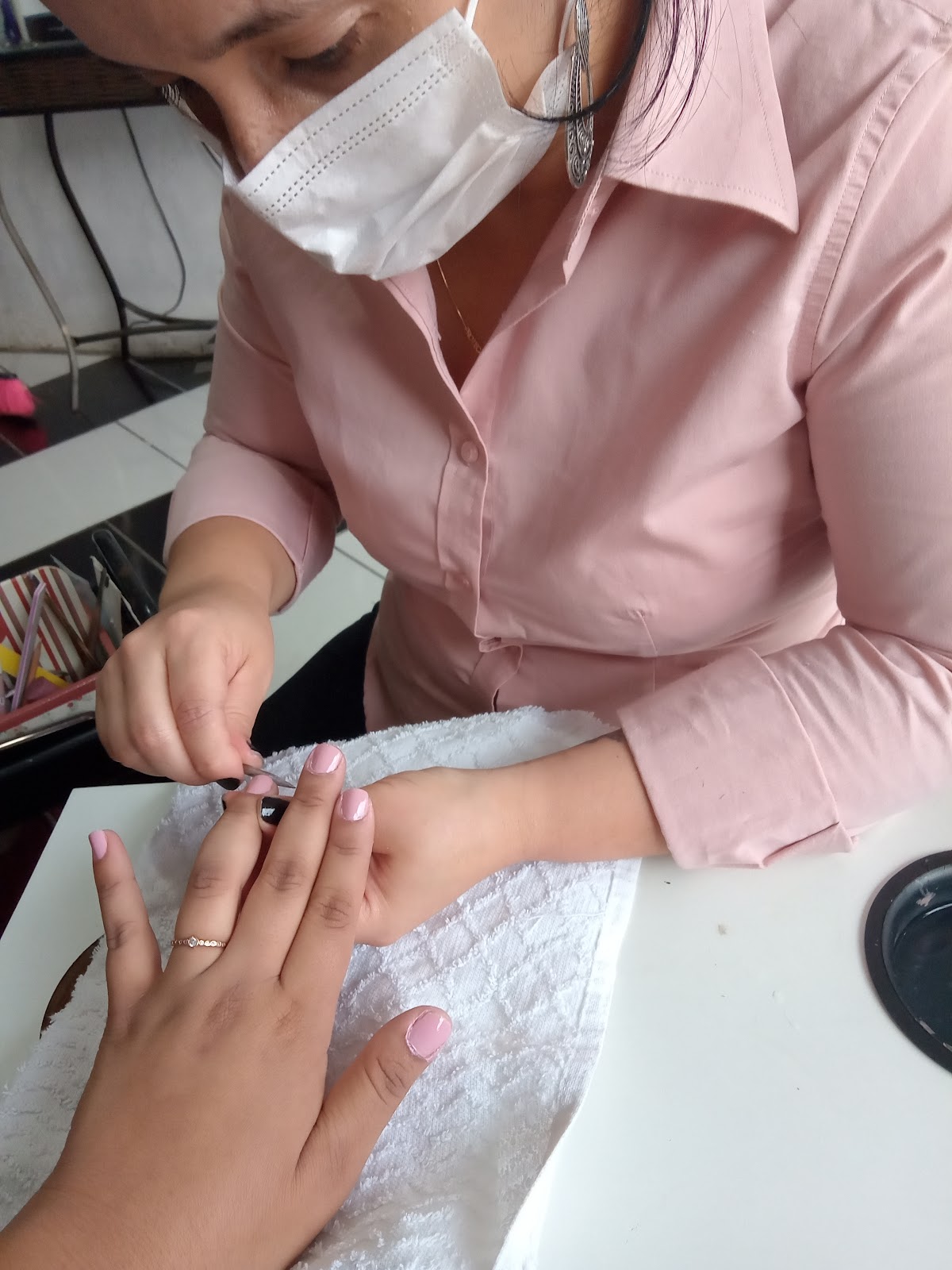 Manicure em andamento no Studio Vitória MWE